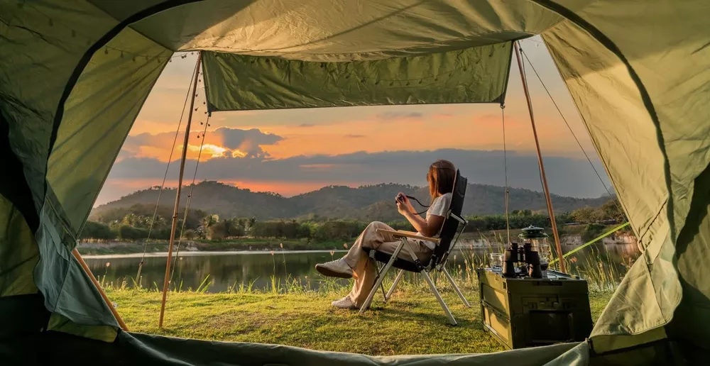 Kempovanie vo vrecku: Čo si zbaliť pre pohodu v divočine