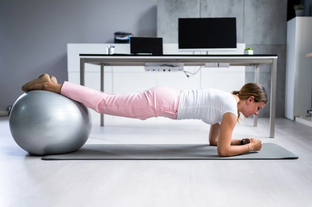 Ako zvládnuť sedavé zamestnanie: Cviky pre lepšie držanie tela