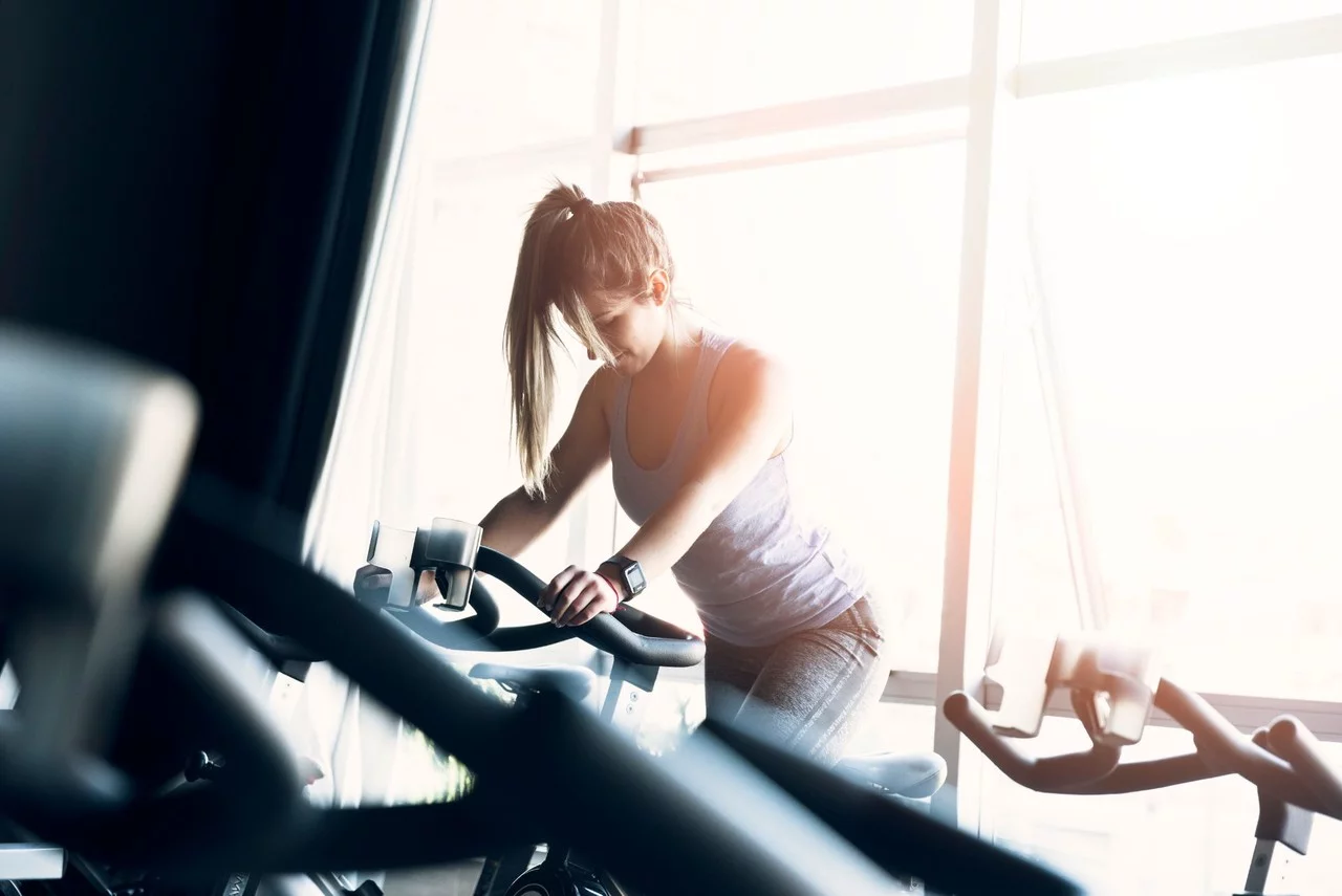 Rozdiely medzi cyklotrenažérom a stacionárnym bicyklom