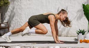 Funkčný tréning na záhrade: Rozbehnite HIIT s vlastnou hmotnosťou