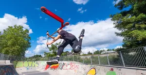 Skok do freestyle? Ako vybrať kolobežku a začať s trikmi