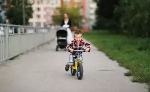 Z odrážadla na bicykel: Prečo nohy na zemi akcelerujú štart