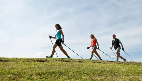 Oprite sa do palíc a začnite chodiť zdravo: Nordic walking vás nadchne