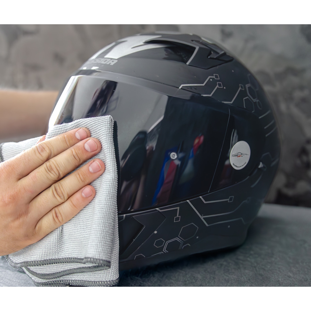 S100 Visor & Helmet Cleaner s utierkou z mikrovlákna · záber 6