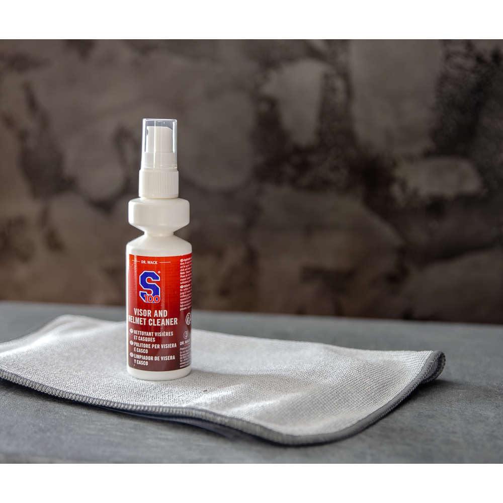 S100 Visor & Helmet Cleaner s utierkou z mikrovlákna · záber 7