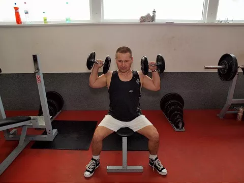 K cvičeniu ma dohnal fakt, že všetci kamaráti su vyšportovaní, ale ja nie.
