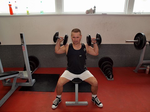 K cvičeniu ma dohnal fakt, že všetci kamaráti su vyšportovaní, ale ja nie.