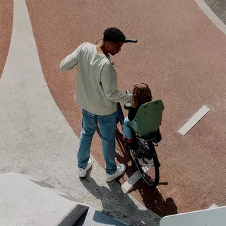 Zadná sedačka na bicykel s adaptérom a nosičom na sedlovku Urban Iki - Sakura ružová/Shinju biela