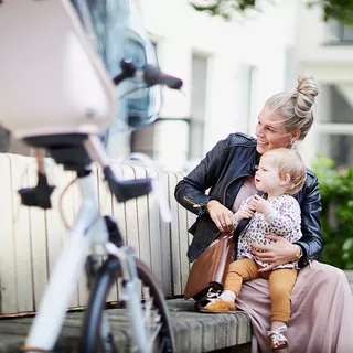 Zadná sedačka na bicykel s adaptérom a nosičom na sedlovku Urban Iki - Sakura ružová/Shinju biela