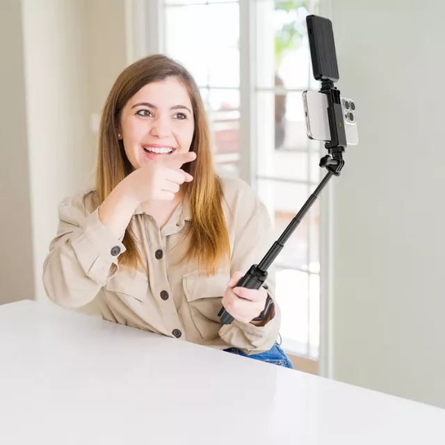 Mini výsuvný statív Apexel s LED svetlom a adaptérom pre akčnú kameru