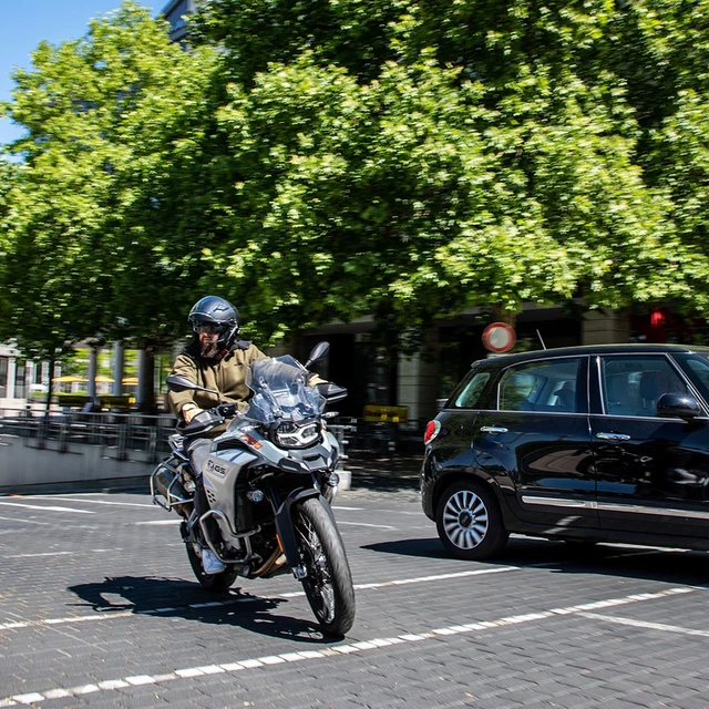 Moto prilba s headsetom SENA Outstar S matná čierna