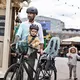 Zadná sedačka na bicykel s adaptérom a nosičom na sedlovku Urban Iki - Sakura ružová/Shinju biela