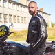 Pánska kožená bunda W-TEC Makso - čierna s nášivkami
